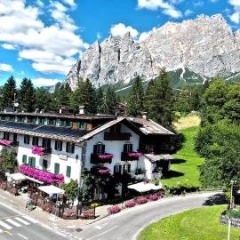 Hotel Menardi，位于科尔蒂纳丹佩佐的酒店