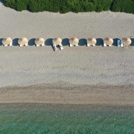 Niriides Beachfront Resort，位于伊西翁的酒店