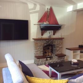 Roundstone Retreats Quayside luxury apt，位于朗德斯通的酒店
