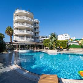 Romance Beach Hotel，位于马尔马里斯的酒店