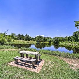 Stunning Oklahoma Home ~ 3 Mi to Spiro Mounds，位于Pocola的酒店