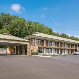 Quality Inn & Suites Mt Chalet，位于克莱顿的酒店