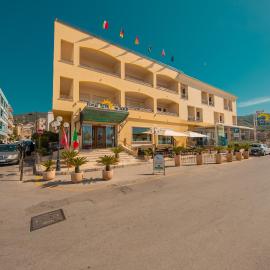 Hotel Riva Del Sole，位于切法卢的酒店