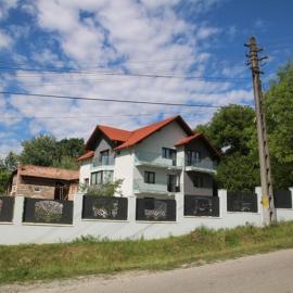 pensiunea ALBERO，位于阿尔杰什河畔库尔泰亚的酒店