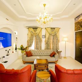 Kiki's Home and Apartments，位于Magboro-Akeran的酒店
