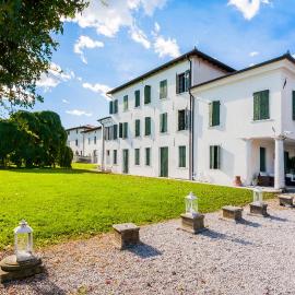 Hotel Villa Policreti，位于Castello dʼAviano的酒店