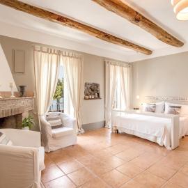 Hotel Borgo Vista Lago，位于特雷维尼亚诺罗马诺的酒店