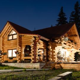 Rustic Home，位于Bălceşti的酒店