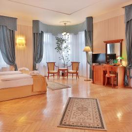 Belvedere Wellness Hotel，位于玛丽亚温泉的酒店