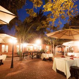 Oasis Hotel，位于哈博罗内的酒店