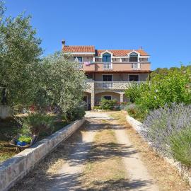 Apartments Studenac，位于特孔的酒店
