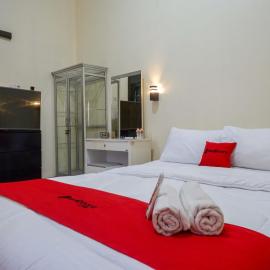 RedDoorz Syariah near Pasar Godong Grobogan，位于Bugel的酒店