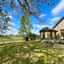 *Cool, cosy cottage in the heart of the Highlands*，位于金克雷格的酒店