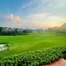 Beautiful Apartments at Tarudhan Valley Golf Resort, Manesar，位于古尔冈的酒店