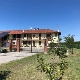 Cascina Giardina，位于福萨诺的酒店