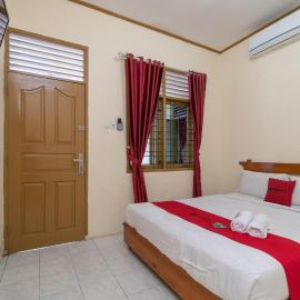 RedDoorz near RS Awal Bros Sudirman Pekanbaru，位于Parit的酒店