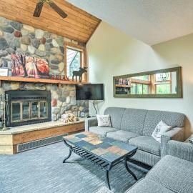 Lutsen Mountains Retreat w/ Resort Amenities!，位于卢森的酒店