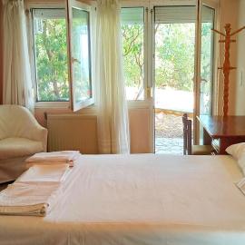 Spacious guesthouse with garden and seaview，位于希俄斯的酒店
