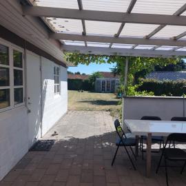 Stuelejlighed med have og overdækket terrasse，位于欧登塞的酒店