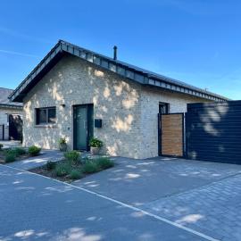 Schönes Ferienhaus mit Sauna am Harkebrügger See in der Nähe von Oldenburg，位于Barßel的酒店