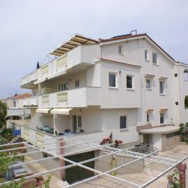 Apartments by the sea Mandre - Pag - 4098，位于曼德雷的酒店