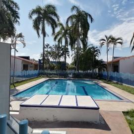 Precioso alojamiento con 6 piscinas en conjunto cerrado, casa recién pintada marzo 2026，位于埃斯皮纳尔的酒店
