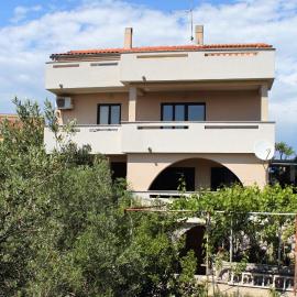 Apartments and rooms with parking space Krk - 13553，位于弗尔的酒店