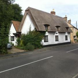 Quirky 18th Century Thatched Cottage，位于Great Staughton的酒店
