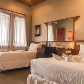 Rumah Stroberi Organic Farm & Family Lodge，位于伦邦的酒店