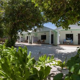 Clouds Beach Retreat Laamu Gan，位于甘岛的酒店
