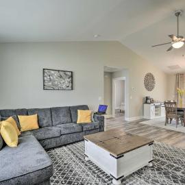 3 Mi to Golf: Loris Home w/ Big Private Yard!，位于Loris的酒店