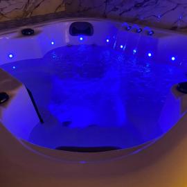 Jacuzzi Apartament Old town Free parking，位于克莱佩达的酒店