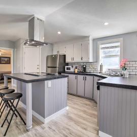 Cozy Ashton Abode w/ Yard - Near Park & Pool!，位于阿什顿的酒店
