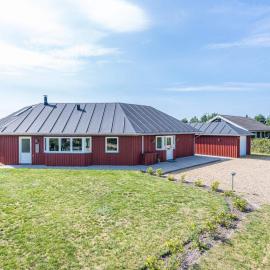 8 person holiday home in Tarm，位于察姆的酒店