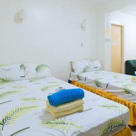 Golden Sunrise Hotel I by RedDoorz，位于Batikbatik的酒店