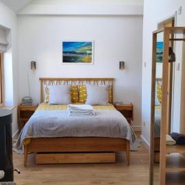 The Brookhouse. Cheerful tiny house with Seaview.，位于伊尔弗勒科姆的酒店