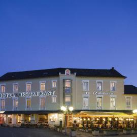 Logis Hôtel-Restaurant Le Commerce，位于Rieupeyroux的酒店