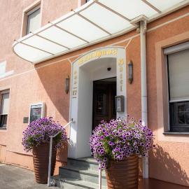 Landhaus Hotel Neuss，位于诺伊斯的酒店