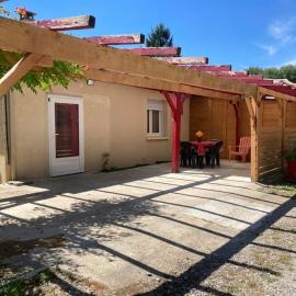 Appartement indépendant, terrasse couverte, rouge，位于Compreignac的酒店