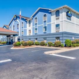 Days Inn & Suites by Wyndham Prattville-Montgomery，位于普拉特维尔的酒店