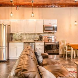 Strictly Moose Luxury Vacation Suites，位于戈勒姆的酒店