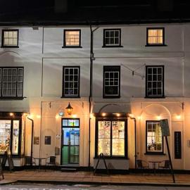 The Black Lion Royal Hotel，位于兰彼得的酒店
