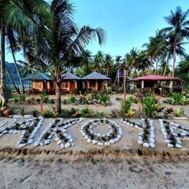 Akoya Beach Park and Cottages，位于Locaroc的酒店