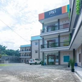 Sans Hotel Queen Batu，位于Sumberbrantas的酒店
