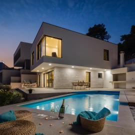 Seaside luxury villa with a swimming pool Zaostrog, Makarska - 19037，位于泽斯特拉格的酒店