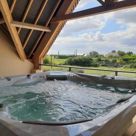 Villa Jacuzzi au pied de la Baie du Mont St Michel，位于Genêts的酒店