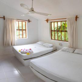 Hotel y Bungalows Acuario，位于埃斯孔迪多港的酒店