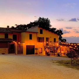 Chiaraluce Country House，位于Massignano的酒店