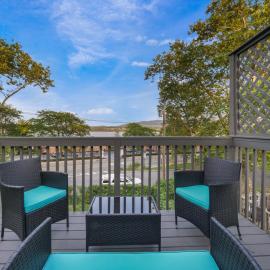 Deck View of Hudson River & Mt Beacon / Boho Suite，位于纽堡的酒店