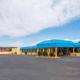 Days Inn & Suites by Wyndham Clovis，位于克洛维斯的酒店